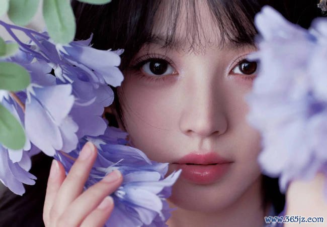 田曦薇穿挂脖长裙韵味统统 微卷簪花造型甜好意思灵动