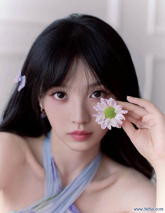 田曦薇穿挂脖长裙韵味统统 微卷簪花造型甜好意思灵动