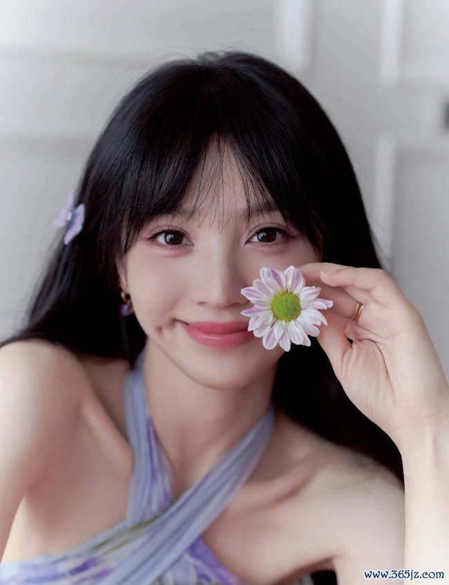 田曦薇穿挂脖长裙韵味统统 微卷簪花造型甜好意思灵动