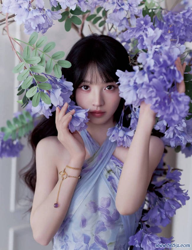 田曦薇穿挂脖长裙韵味统统 微卷簪花造型甜好意思灵动