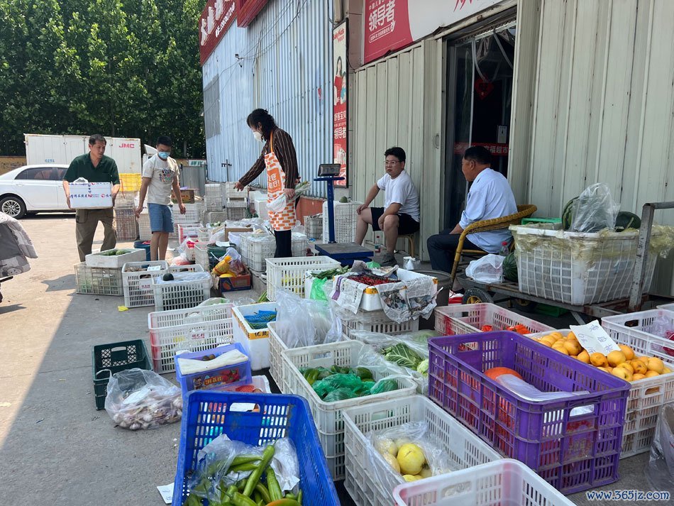 受损超市将商品搬出售卖