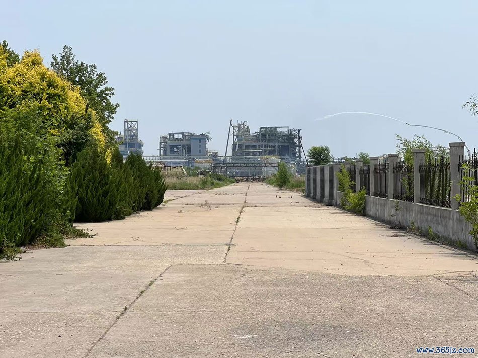 29日,抢险东说念主员仍在对爆炸后的废地进行喷淋。