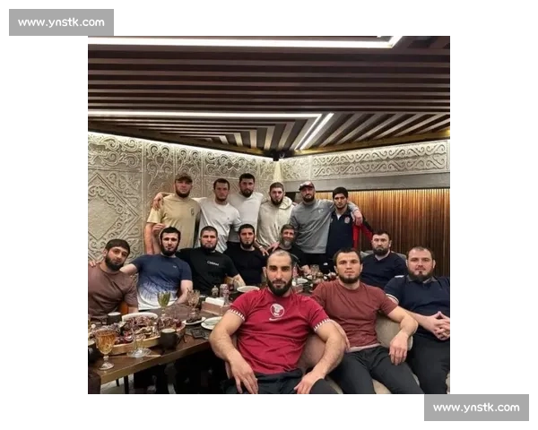 小鹰与嘴炮巅峰对决 谁能笑到最后征服UFC赛场